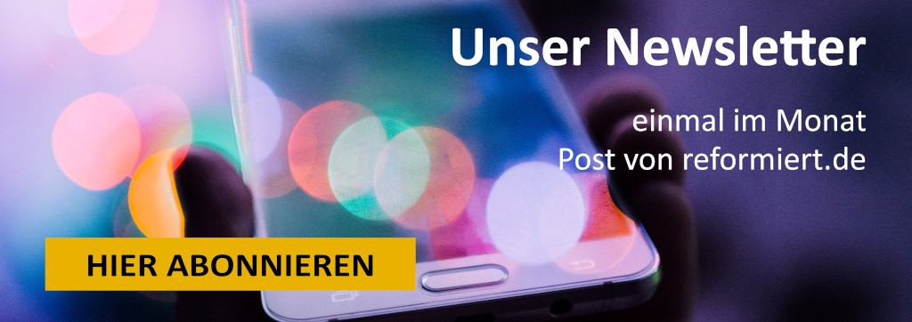 Grafik zum Newsletter-Abonnement; Mobiltelefon verschwommen im HIntergrund